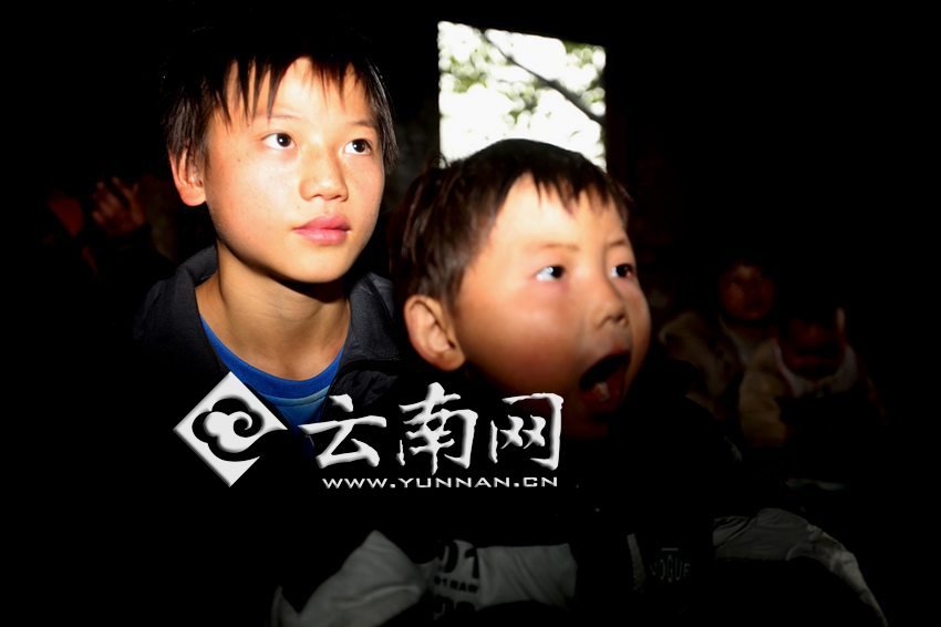 孩子認真地跟著袁老師讀拼音。徐弘毅 攝