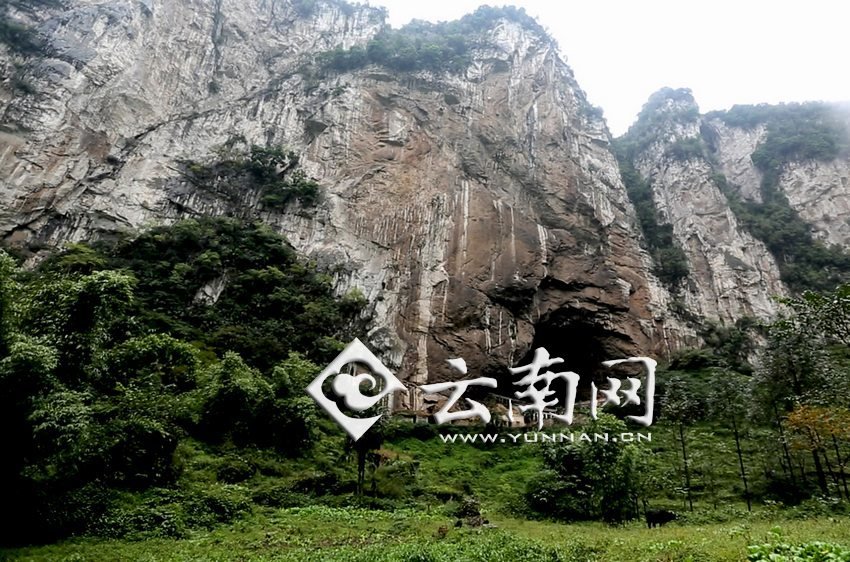 大鍋圈小學(xué)就建在這樣一個懸崖絕壁邊上。