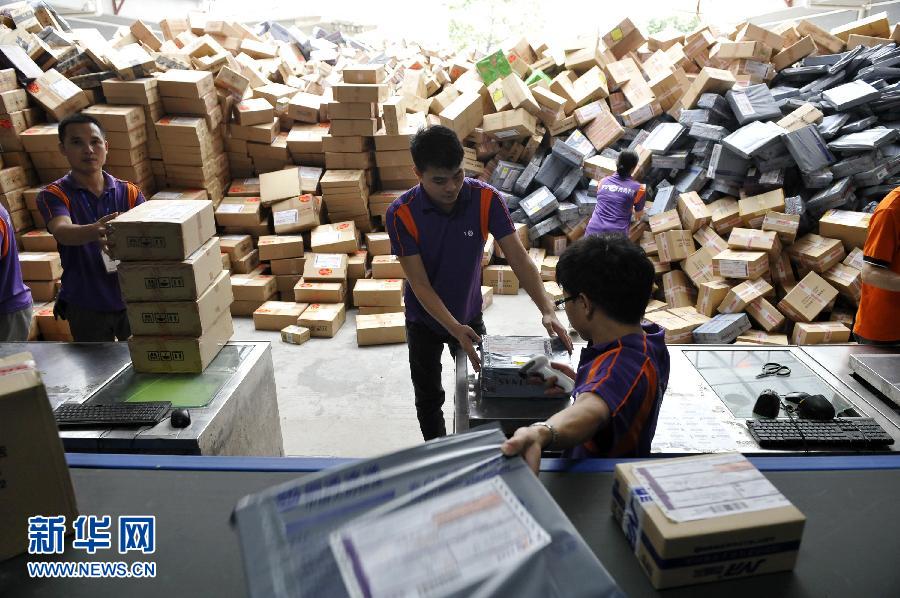 11月11日，在圓通公司廣州一處分揀站，工作人員加緊掃描快件。