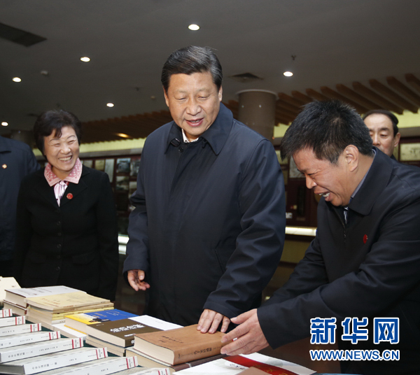 26日上午，習(xí)近平在孔子研究院參觀考察。新華社記者鞠鵬 攝