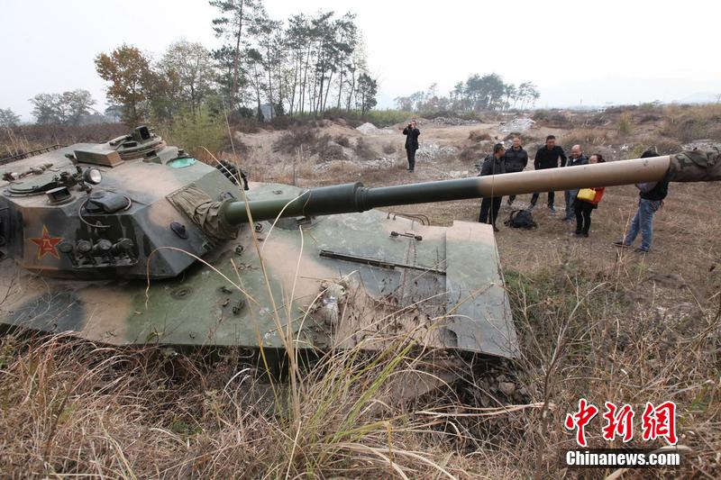12月4日，浙江臺州，人們在坦克前圍觀。