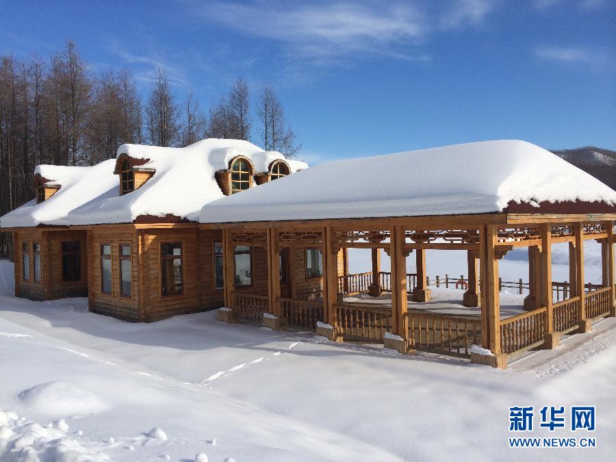 圖為穗豐園里的實(shí)木亭子（2013年12月8日攝）。