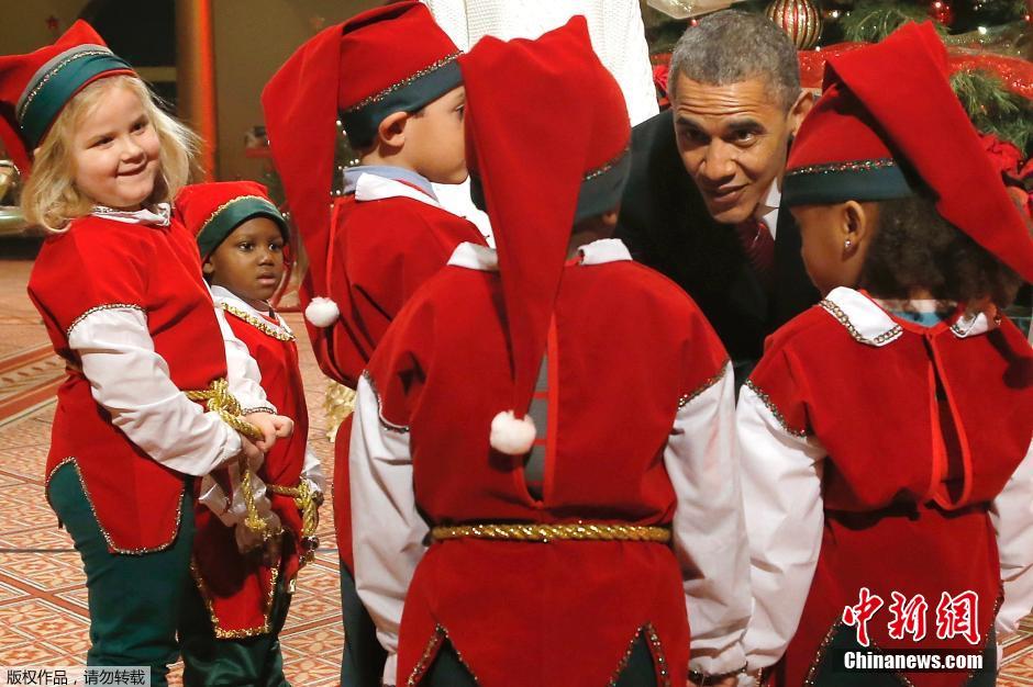 奧巴馬全家錄制圣誕節(jié)目 與“小矮人”互動其樂融融 奧巴馬全家錄制圣誕節(jié)目 與“小矮人”互動其樂融融