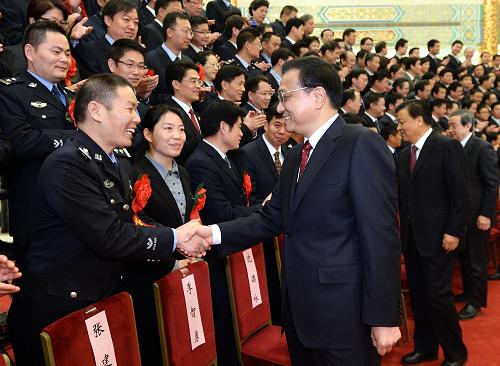 楊華民獲評(píng)全國(guó)“人民滿意的公務(wù)員” 李克強(qiáng)表彰接見(jiàn) 楊華民獲評(píng)全國(guó)“人民滿意的公務(wù)員” 李克強(qiáng)表彰接見(jiàn)