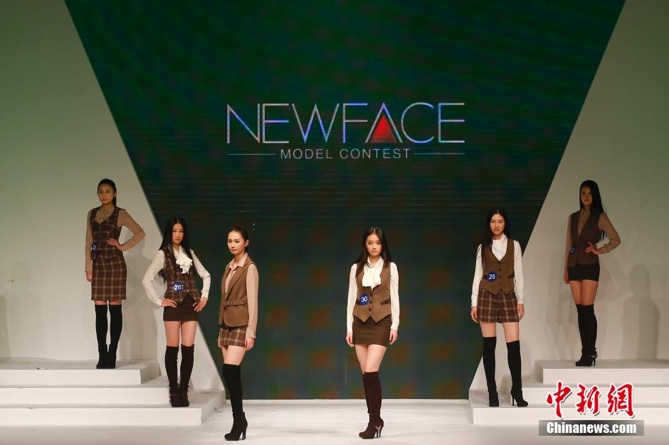 新面孔中國(guó)模特大賽總決賽 選手戴口罩呼喚環(huán)保 新面孔中國(guó)模特大賽總決賽 選手戴口罩呼喚環(huán)保
