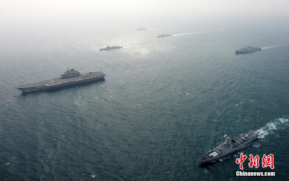 圖為遼寧艦與水面艦艇進行協(xié)同訓練。中新社發(fā) 胡鍇冰 攝