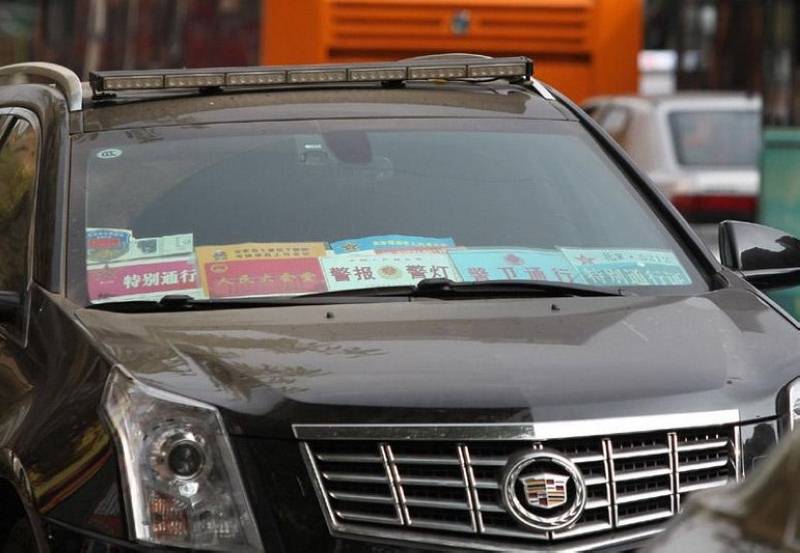 深圳現(xiàn)“史上最多通行證車”無牌豪車 深圳現(xiàn)“史上最多通行證車”無牌豪車