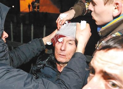 11日，基輔，遇襲受傷的反對(duì)派領(lǐng)導(dǎo)人盧岑科接受簡(jiǎn)單救護(hù)。
