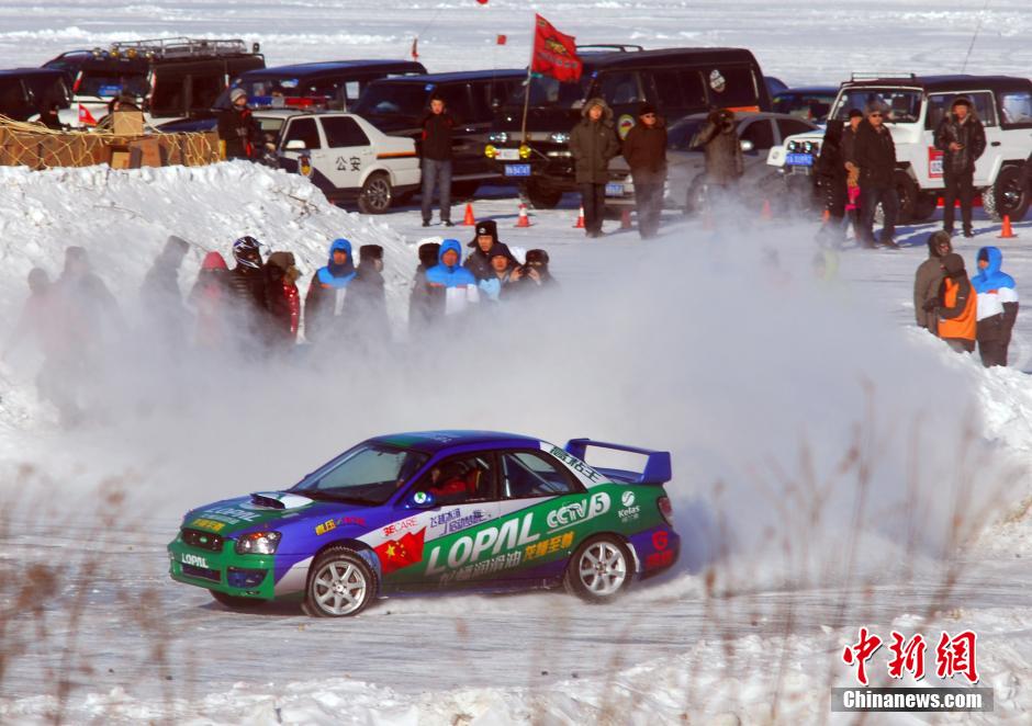 圖為參加“飛越冰河”大型體育極限運(yùn)動(dòng)挑戰(zhàn)賽事的選手在冰封的黑龍江上進(jìn)行冰雪飛車(chē)漂移。中新社發(fā) 邱齊龍