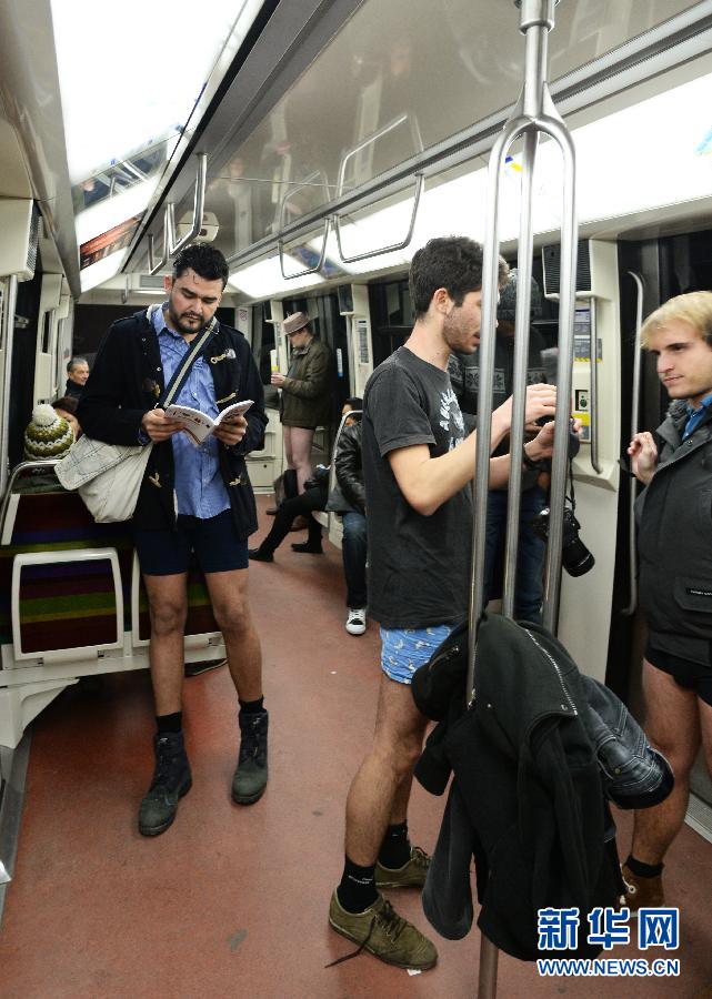 1月12日，在橫貫巴黎東西部的1號(hào)線地鐵車(chē)廂里，乘客只穿一條內(nèi)褲搭乘地鐵。