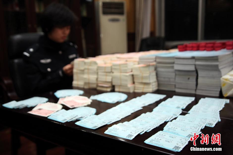 圖為查獲大量假火車票和制販工具（資料圖片）。