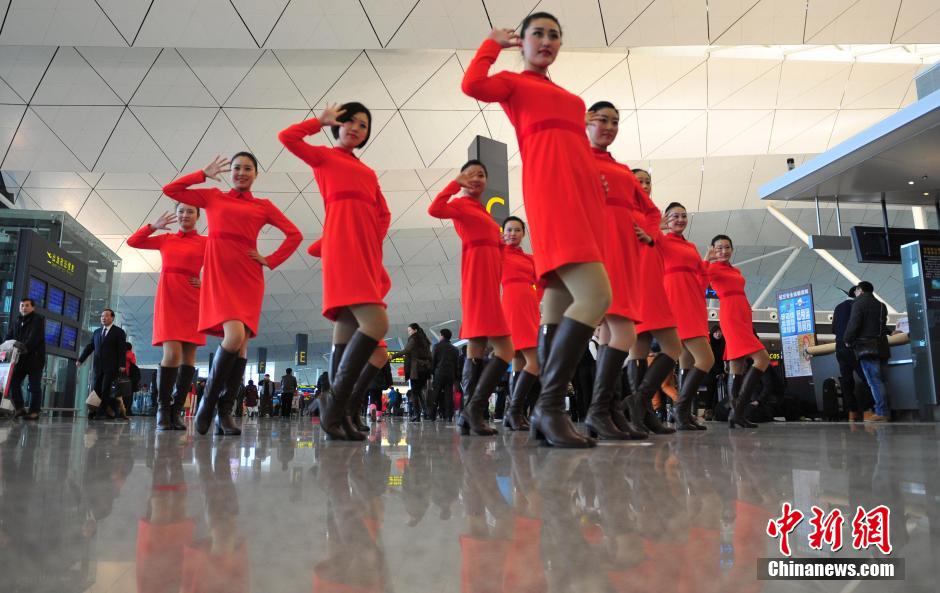 1月23日，機場工作人員在跳“快閃”舞蹈。