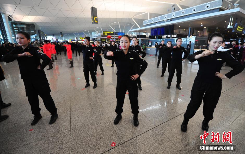 1月23日，機場工作人員在跳“快閃”舞蹈。