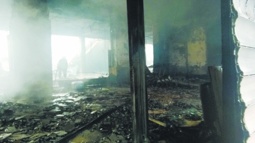 3.營(yíng)業(yè)大廳棚頂坍塌，貨物成灰。