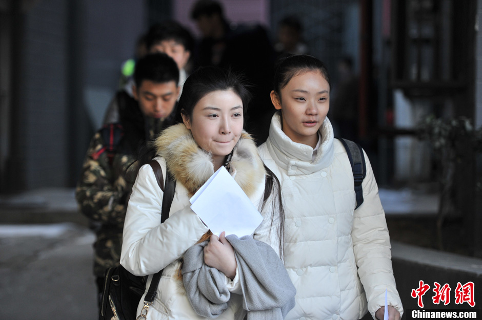 圖為表演系考生走出考場。