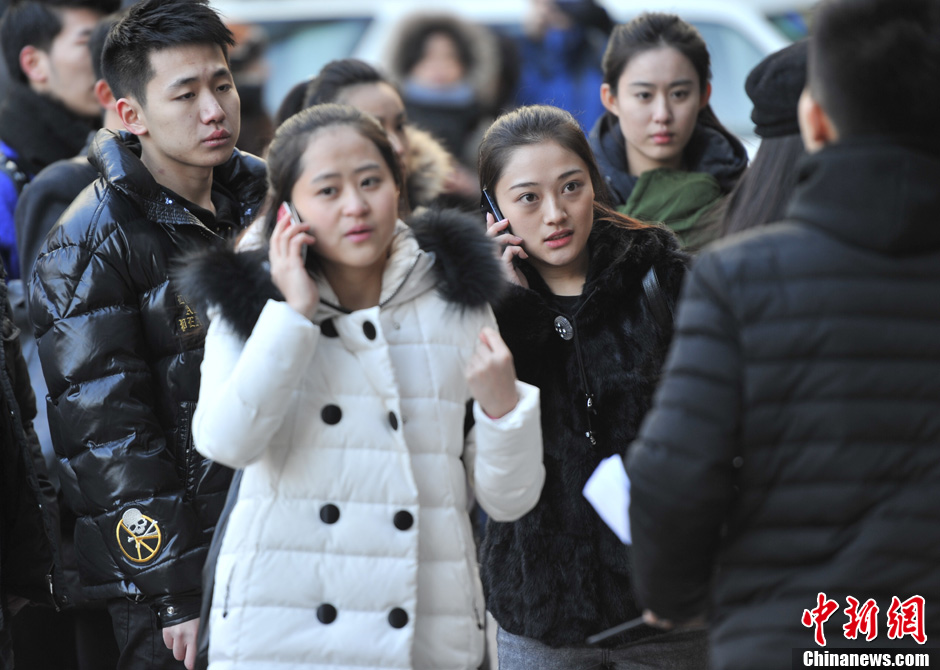 圖為表演系考生走出考場。