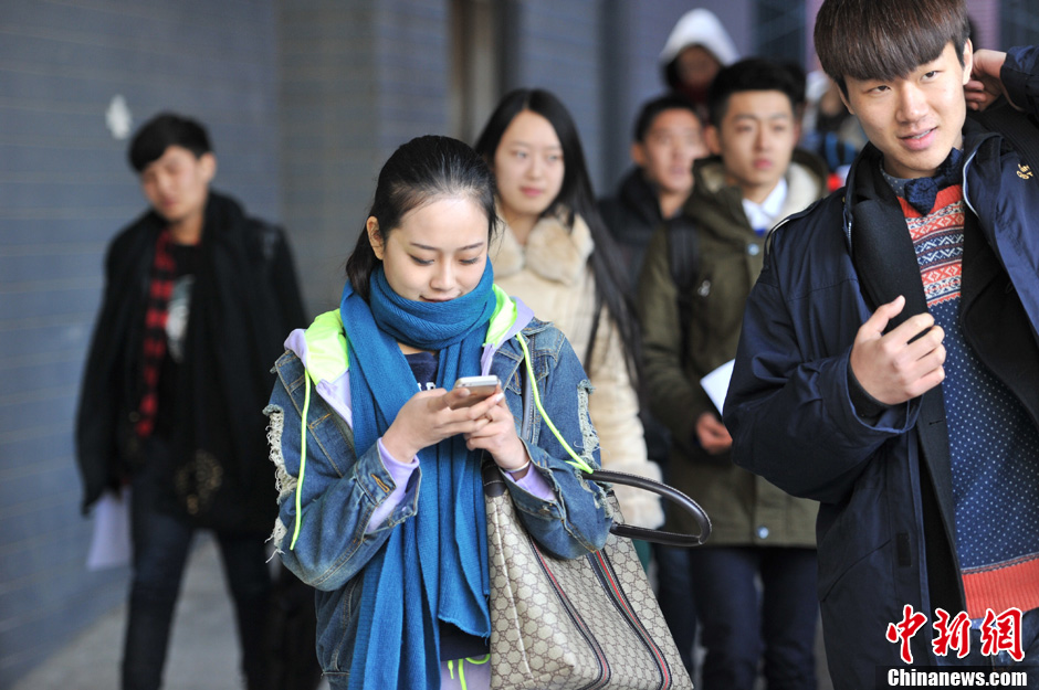 圖為表演系考生走出考場。