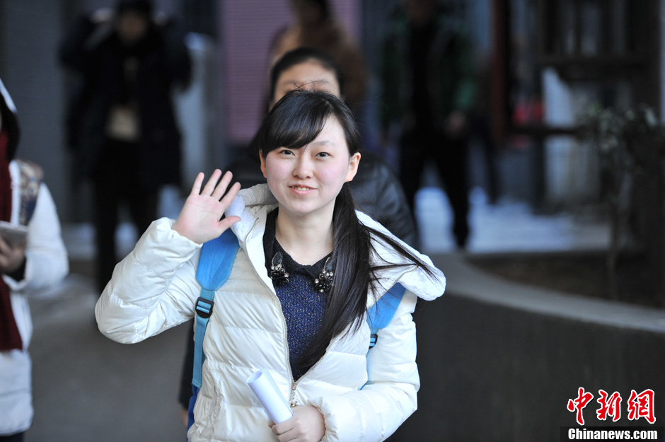 圖為表演系考生走出考場。