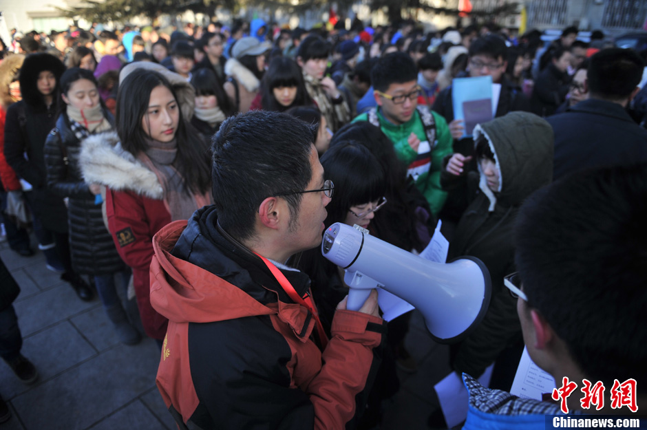 圖為報(bào)考現(xiàn)場。