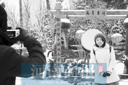 紫荊山公園里布置喜慶，引來(lái)不少游客合影留念。記者 楊東華/攝