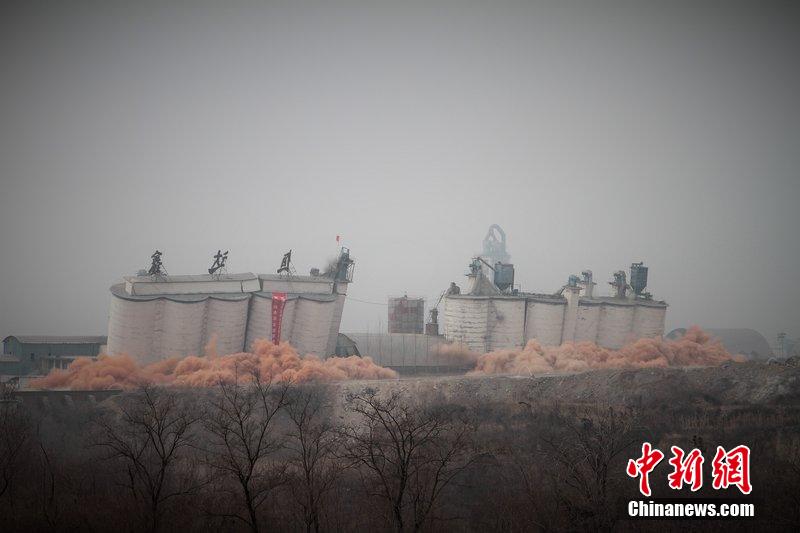 　2014年2月17日，石家莊市再次啟動(dòng)壓減水泥過剩產(chǎn)能、治理大氣污染水泥企業(yè)集中爆破拆除行動(dòng)。