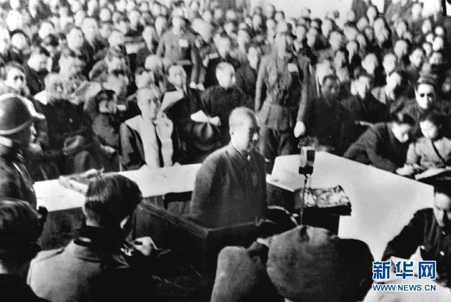 這是抗日戰(zhàn)爭(zhēng)勝利后，制造南京大屠殺的主要罪犯、日軍第6師團(tuán)師團(tuán)長(zhǎng)谷壽夫被押上審判臺(tái)并被處死刑。