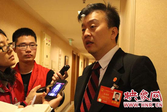 全國人大代表、中央電視臺綜藝頻道節(jié)目組主持人、河南省青聯(lián)榮譽(yù)副主席張澤群