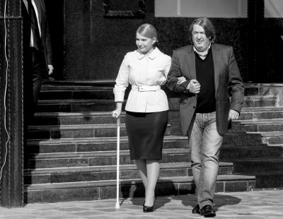 3月27日，烏克蘭基輔，前總理季莫申科在朋友的陪伴下赴新聞發(fā)布會(huì)現(xiàn)場，宣布將參加烏克蘭總統(tǒng)選舉。