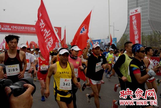 目前在鄭開大道上，一場角逐正在展開。