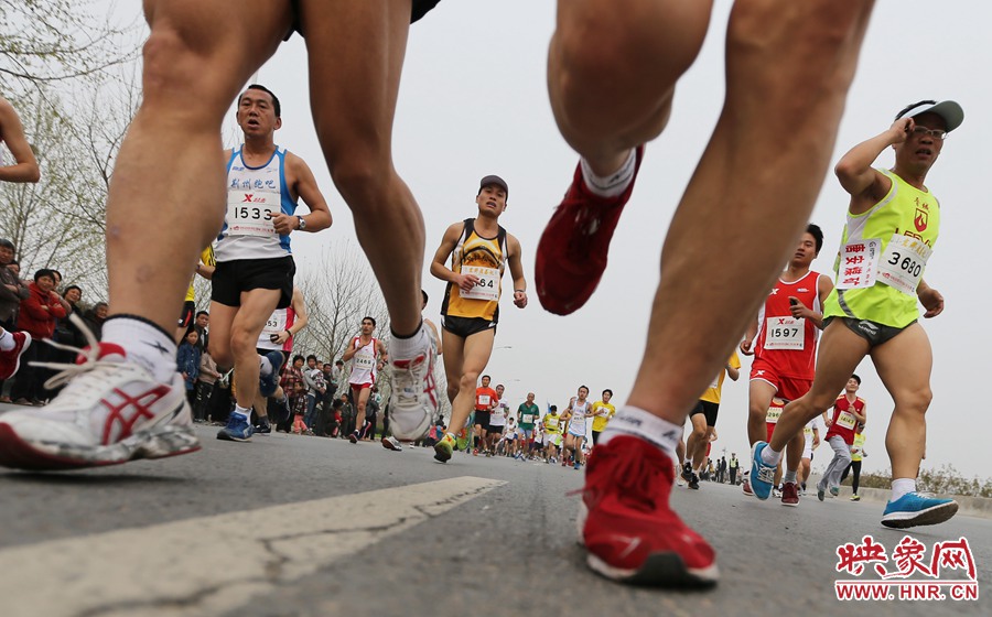 約五公里處，選手們已經(jīng)拉開了距離。