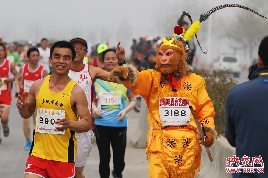 “大圣”不翻跟斗改長跑了。