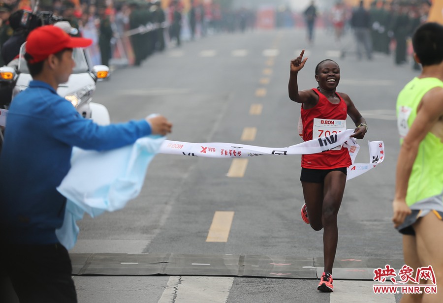 女子全程第一個沖過終點線的選手。