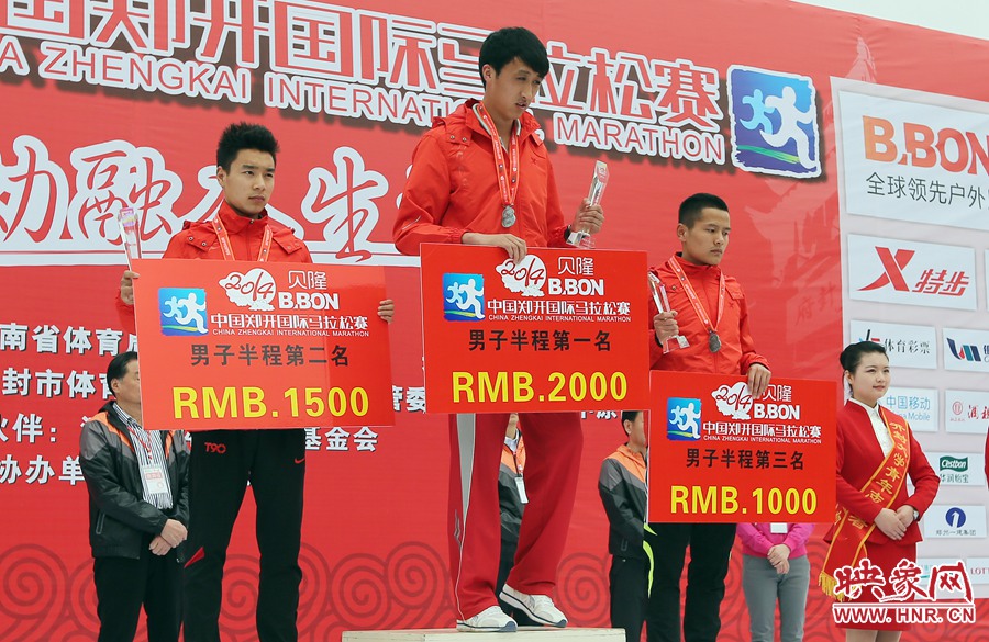 男子半程前三名選手。