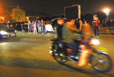 3月30日凌晨，地震發(fā)生后，秭歸縣城一些居民聚集到開闊的廣場上。新華社發(fā)