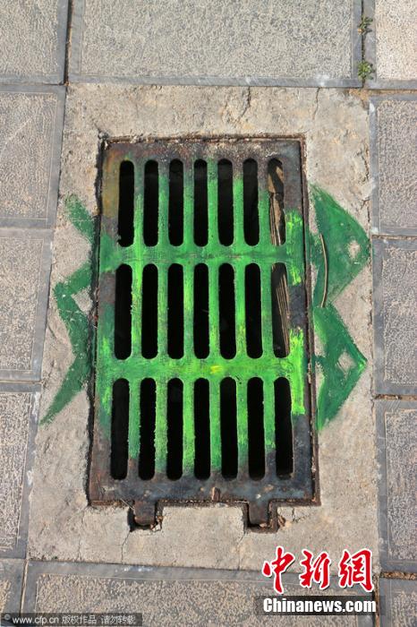 華北水院井蓋穿卡通外衣 集體“賣萌” 華北水院井蓋穿卡通外衣 集體“賣萌”