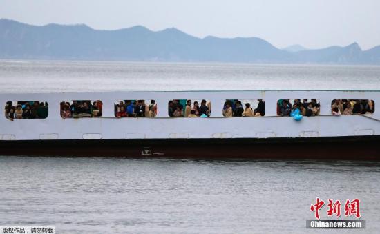 　4月17日清晨，失蹤者家屬乘坐渡輪前往事故現(xiàn)場(chǎng)。