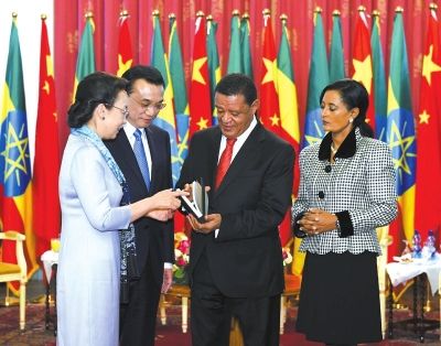 李克強總理與夫人程虹當(dāng)?shù)貢r間6日上午同埃塞總統(tǒng)穆拉圖夫婦在國家宮會見。會見后，程虹將自己的著作和譯著贈送給姆拉圖總統(tǒng)夫婦。