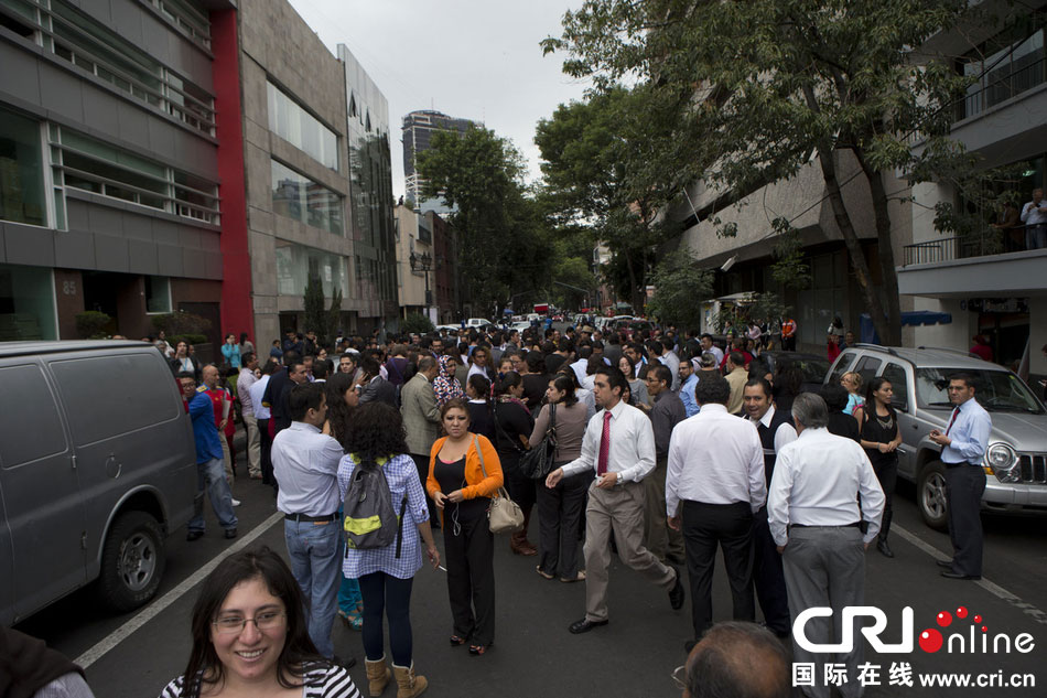 當(dāng)?shù)貢r間2014年5月8日，墨西哥墨西哥城，市民聚集在街道上。　圖片來源：Rebecca Black