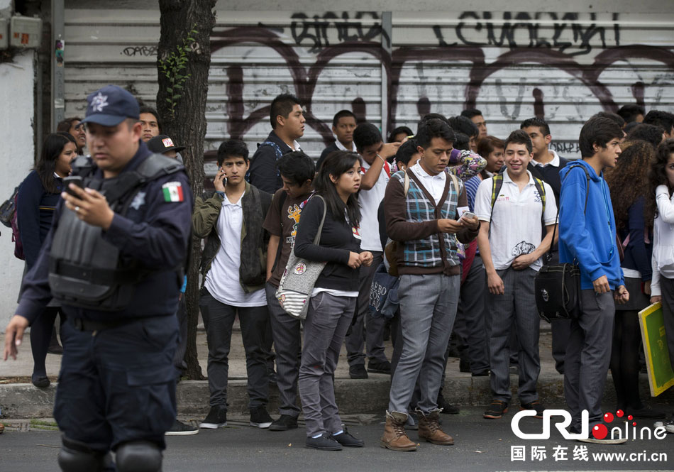 當(dāng)?shù)貢r間2014年5月8日，墨西哥墨西哥城，市民等在路邊等待道路重新開啟。