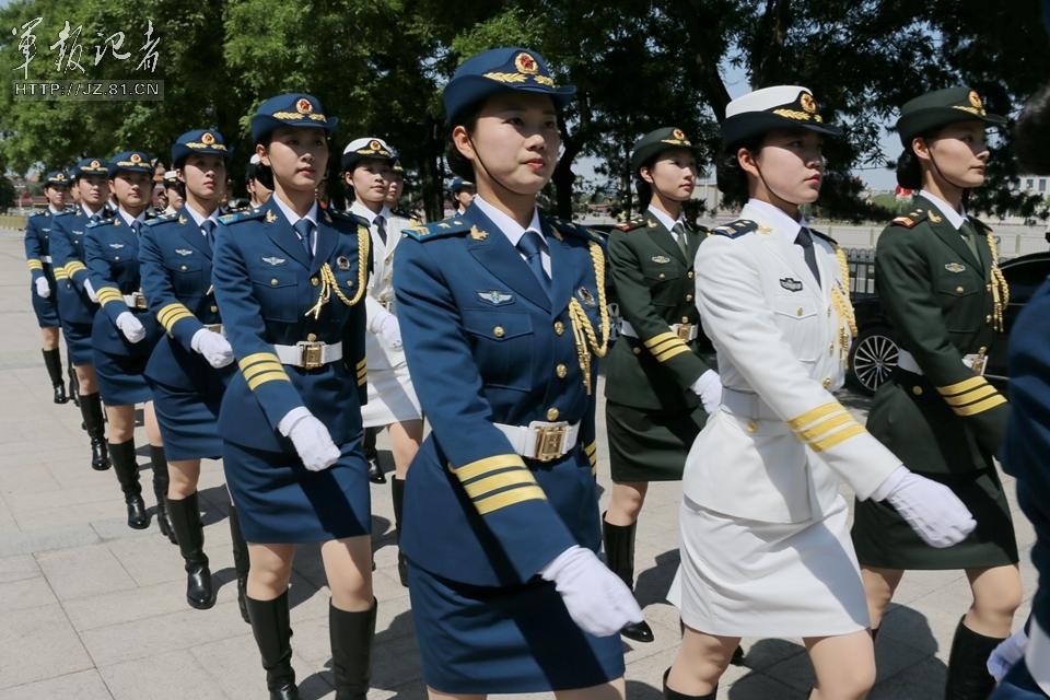 解放軍首批女儀仗兵亮相，90%以上擁有大專以上學(xué)歷，平均身高1.72米。圖為女兵儀仗隊(duì)。