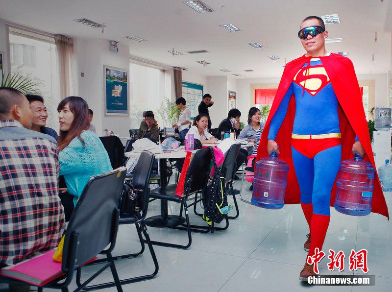 西安小伙扮“超人”送水 稱(chēng)工作更有激情 西安小伙扮“超人”送水 稱(chēng)工作更有激情