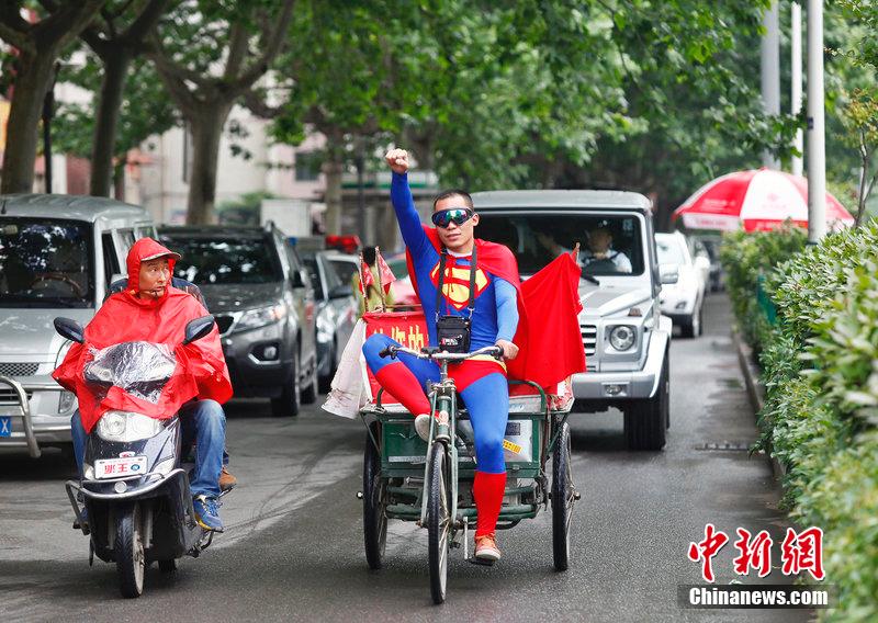 西安小伙扮“超人”送水 稱(chēng)工作更有激情 西安小伙扮“超人”送水 稱(chēng)工作更有激情