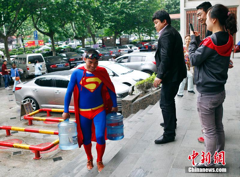 西安小伙扮“超人”送水 稱(chēng)工作更有激情 西安小伙扮“超人”送水 稱(chēng)工作更有激情