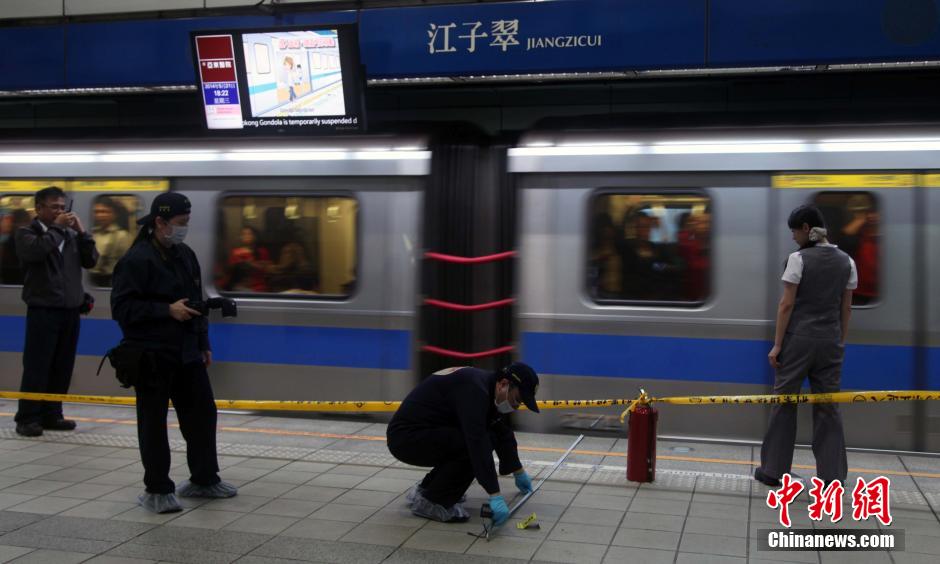 圖為新北市警察在現(xiàn)場勘查。中新社發(fā) 劉舒凌 攝