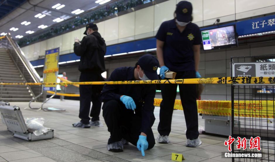 圖為新北市警察在現(xiàn)場勘查。中新社發(fā) 劉舒凌 攝