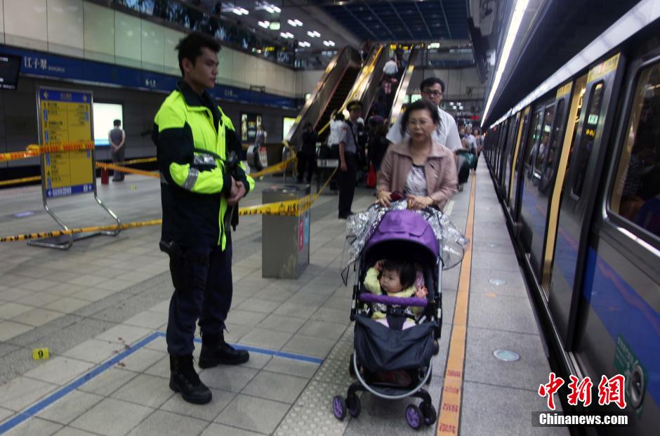 圖為新北市警察在現(xiàn)場勘查。中新社發(fā) 劉舒凌 攝