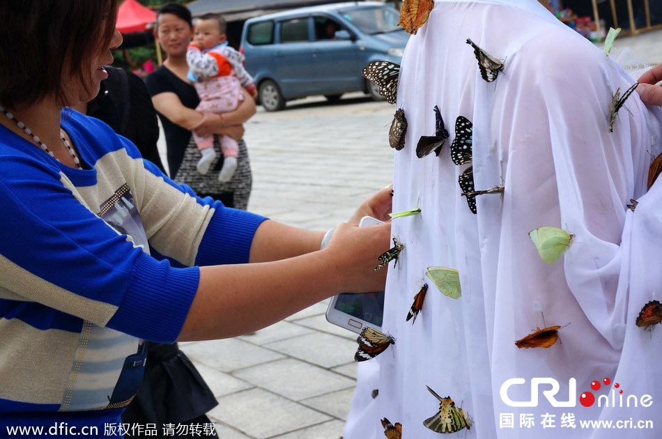 “蝴蝶仙子”身穿上百只剛剛扎死的蝴蝶。圖片來(lái)源：老祝/東方IC