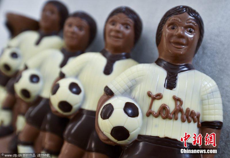 德國生產(chǎn)商趕制世界杯主題巧克力 德國生產(chǎn)商趕制世界杯主題巧克力