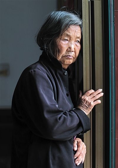 為了能“睡棺木”土葬，潘秀英四次喝農(nóng)藥自殺，后被搶救過來。