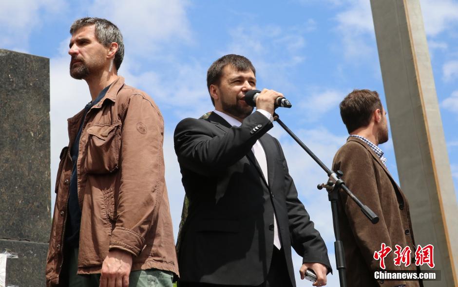 頓涅茨克市民眾要求"頓涅茨克人民共和國(guó)"加入俄羅斯 頓涅茨克市民眾要求"頓涅茨克人民共和國(guó)"加入俄羅斯